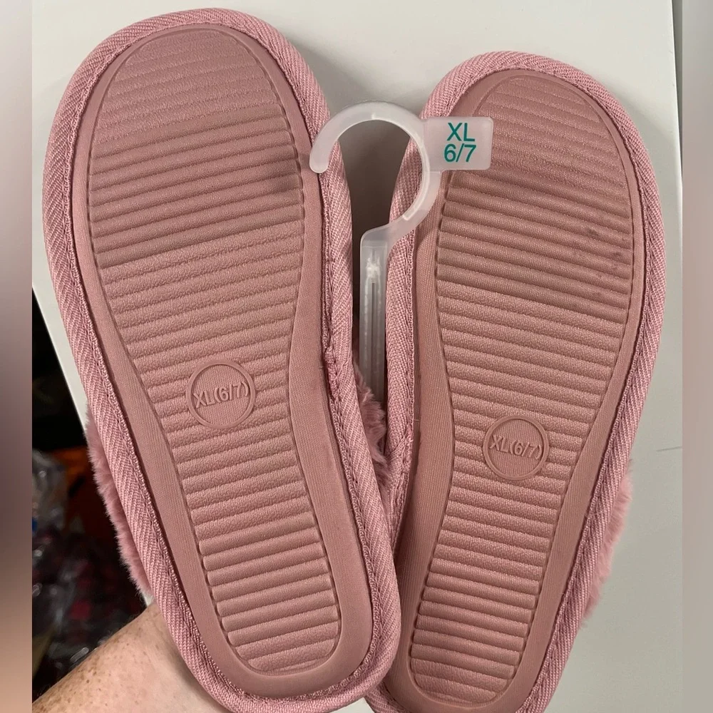 NWT Cat & Jack Super Soft Faux Fur Slippers in Metallic Pink - Size 6/7 (Kids)